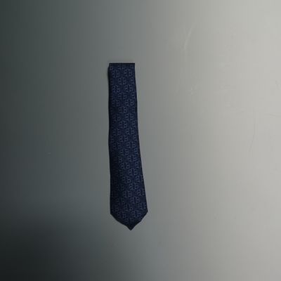 une cravate bleue accrochée au mur d'une pièce