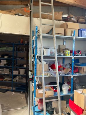 une échelle appuyée contre un mur dans un garage