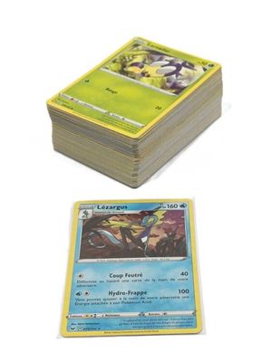 un gros plan sur une pile de cartes posée sur une surface blanche
