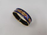 un gros plan d'une bague sur laquelle figure un drapeau