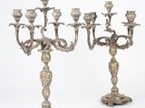 une paire de chandeliers en métal argenté ornés de fleurs et de feuilles