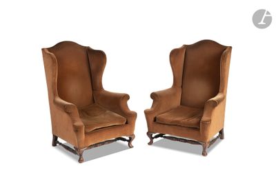 paire de fauteuils à oreilles anciens avec accoudoirs rembourrés