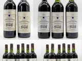plusieurs bouteilles de vin sont alignées sur une surface blanche