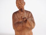 statue d'un vieil homme les bras croisés