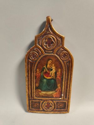 une image représentant une petite statue d'une femme tenant un enfant dans ses bras
