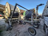 une image représentant un grand chariot à dévidoir auquel est fixé un tuyau