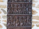 une plaque murale ornée de sculptures