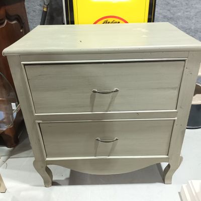 une petite commode exposée dans un magasin