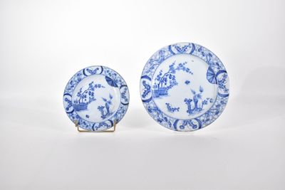 une paire d'assiettes bleues et blanches ornées de motifs floraux