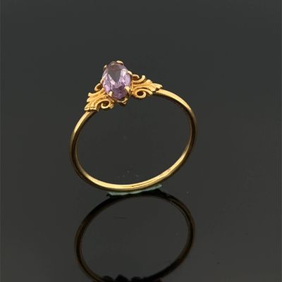 une bague en or sertie d'une pierre d'améthorate au centre