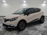 la voiture blanche est garée sur un carrelage à carreaux