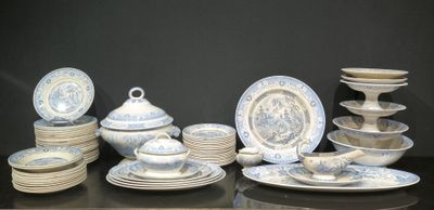beaucoup d'assiettes et de bols sur la table