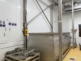 une grande machine placée au milieu d'une pièce