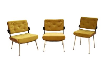 trois chaises et un pouf alignés sur un fond blanc