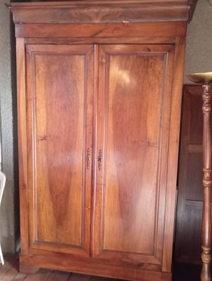 une armoire en bois dans le coin d'une pièce