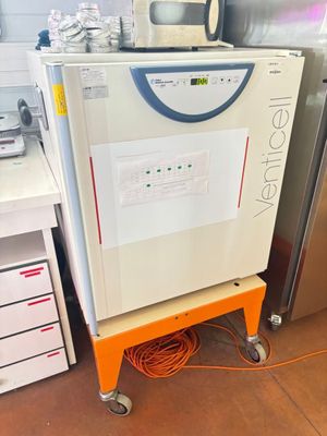 une photo d'une cuisine avec un réfrigérateur et un micro-ondes