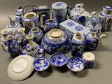 une collection d'objets en porcelaine bleue et blanche posés sur une table