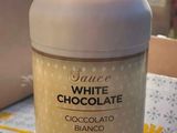 une bouteille de chocolat blanc posée sur une table