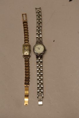 deux montres assises l'une à côté de l'autre sur une table