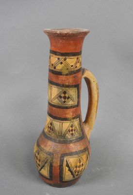 un vase orné d'un motif sur un fond gris