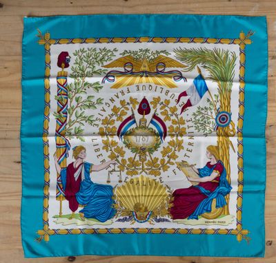 HERMES Paris Carré en twill de soie imprimé titré "Républiqu… - Photo 1