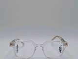 des lunettes à monture transparente posées sur une surface blanche, sur fond blanc