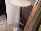 une table placée au milieu d'une pièce