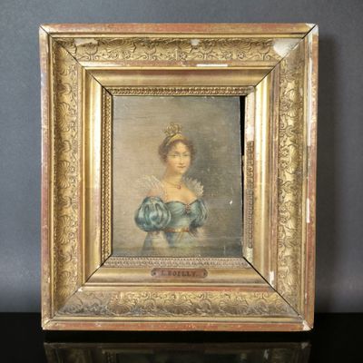 une vieille photo d'une femme en robe bleue dans un cadre doré