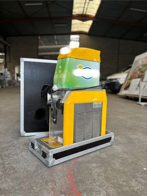 une machine posée à même le sol dans un entrepôt