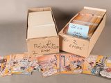 deux boîtes de bandes dessinées posées l'une à côté de l'autre sur une table