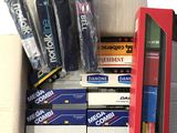 une boîte remplie de différentes sortes de brosses à dents et de dentifrices