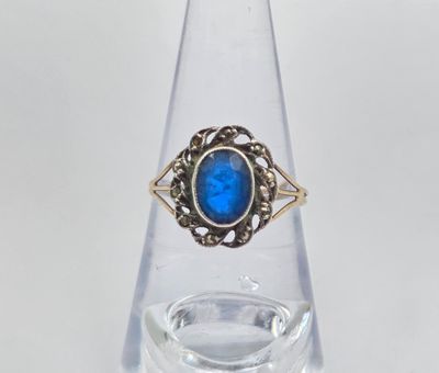 Gros plan sur une bague contenant une pierre bleue