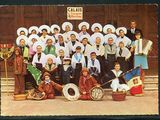 une photo d'un groupe de personnes posant pour une photo