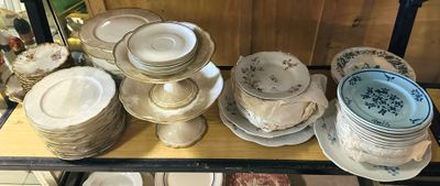 de nombreuses assiettes et bols sur une étagère dans un magasin