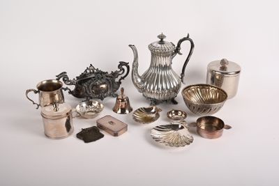 beaucoup d'objets en argent posés sur une table