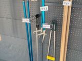 de nombreux outils exposés dans le magasin