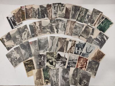 beaucoup de vieilles photos accrochées au mur d'une pièce
