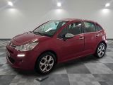 la voiture rouge est garée sur le sol en damier du garage