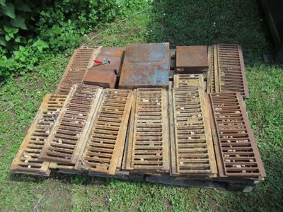 une pile de vieilles palettes en bois sur le sol