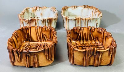 deux chaises marron placées l'une à côté de l'autre