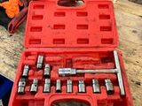 une boîte à outils rouge avec des outils sur une table