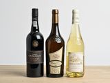 trois bouteilles de vin posées sur une table, l'une à côté de l'autre