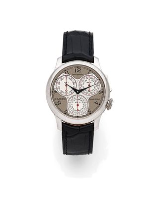 une photo d'une montre argentée avec un bracelet en cuir noir