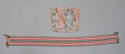 un morceau de tissu accroché au mur