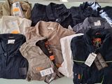beaucoup de vêtements pour hommes posés sur une table