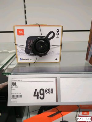 une boîte de casques posée sur une étagère dans un magasin