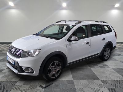 une photo d'une dacia blanche garée sur un sol en damier