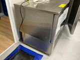 image d'un réfrigérateur en acier inoxydable dans une cuisine