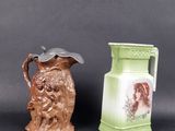 deux vases posés l'un à côté de l'autre sur une table