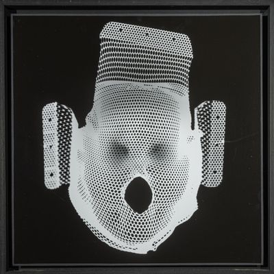 photographie en noir et blanc du visage d'un homme portant un chapeau à mailles